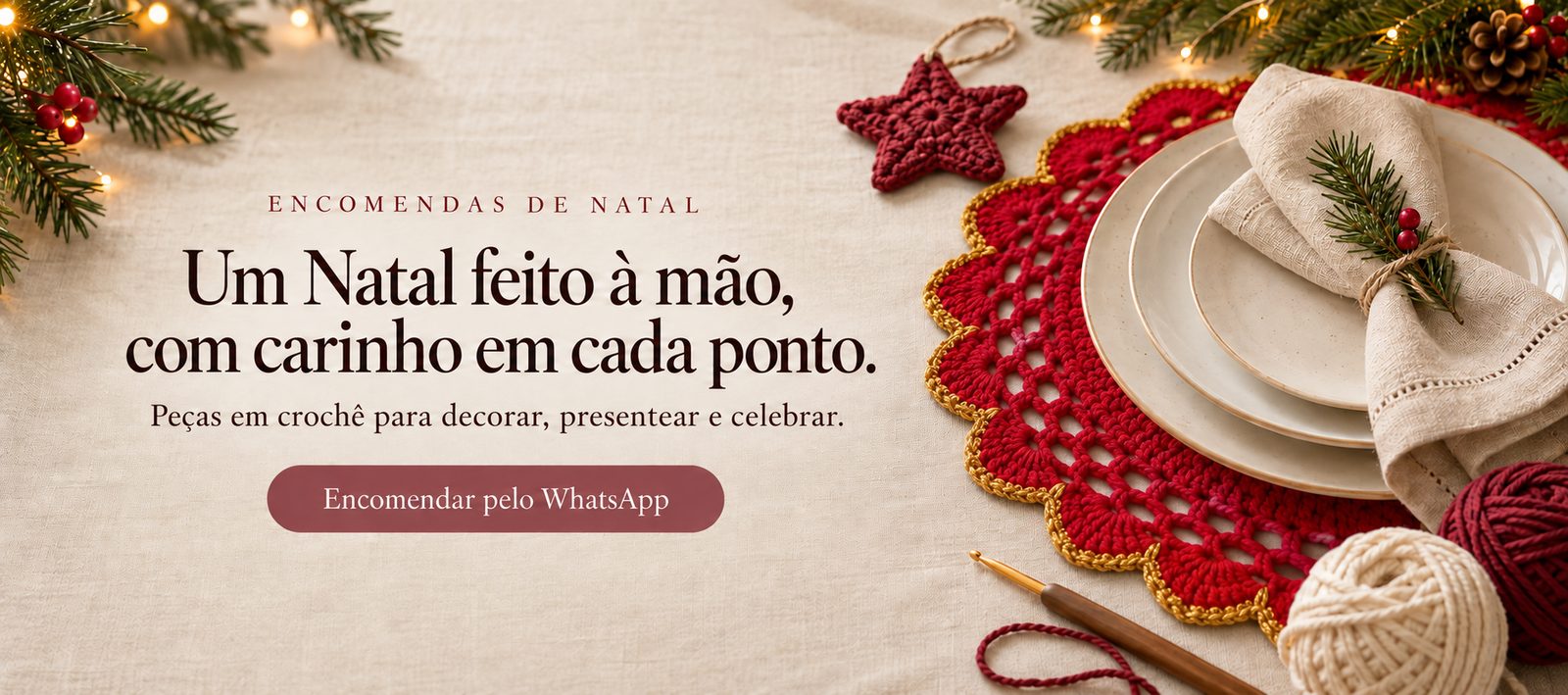 Encomendas de Natal: sousplat de crochê vermelho com borda dourada em uma mesa posta
