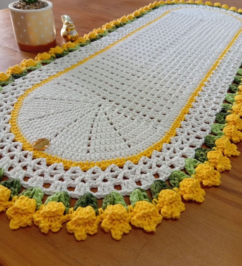 Trilho de mesa Tulipas em crochê